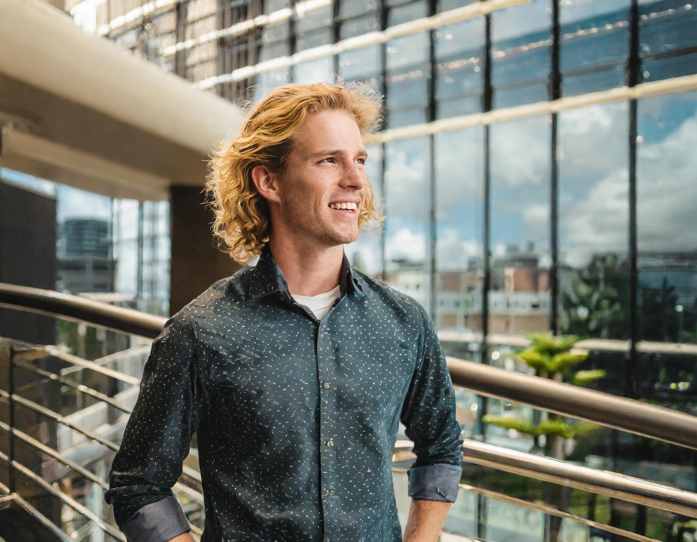 Sebastian Müller, lächelnder Mann in einem modernen Büro