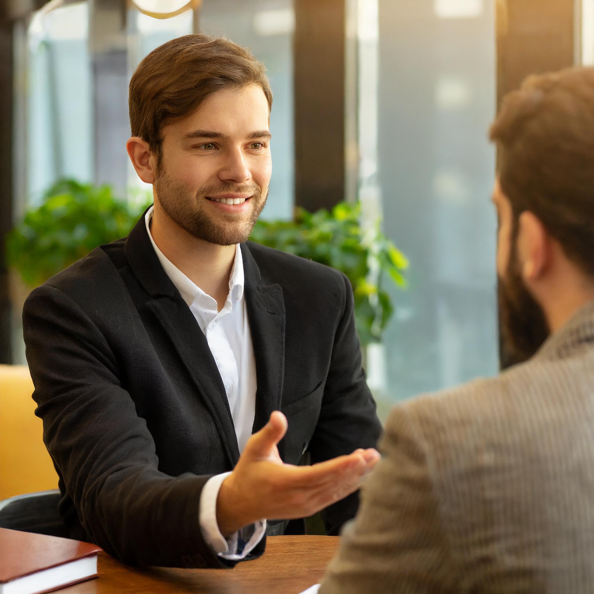 Michael Fischer, Mann im freundlichen Gespräch in einem Büro